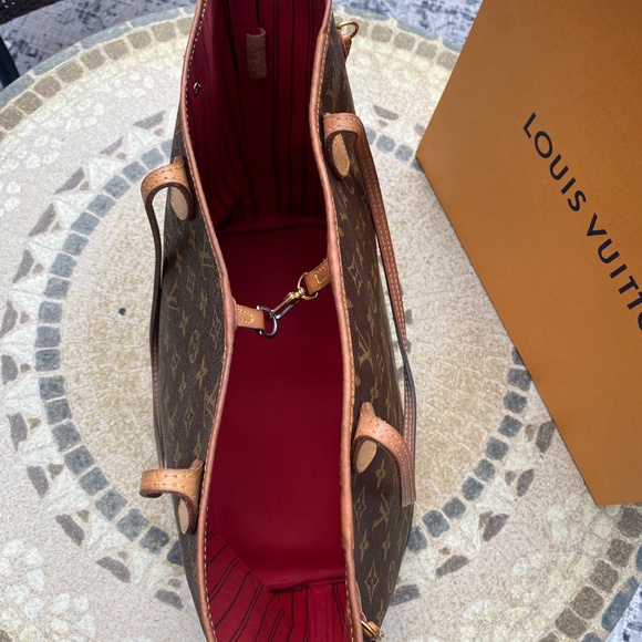 LV Neverfull MM Gently used-Excellent condition - Picture 8 of 11